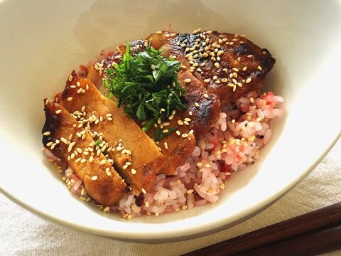 大葉で爽やか♪味噌漬け豚ロースの雑穀梅ご飯丼♡